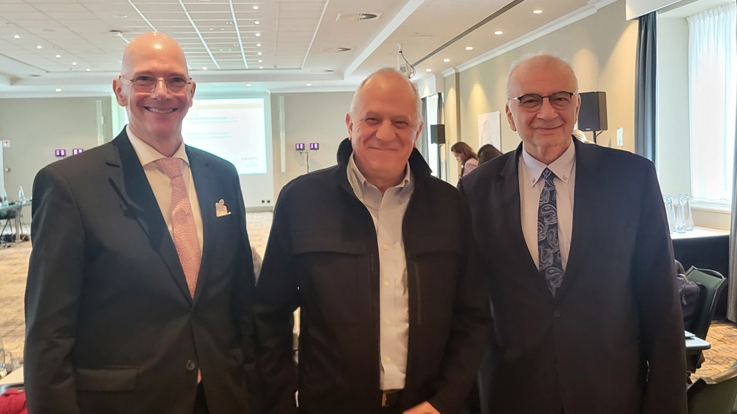 Ο Πρόεδρος της ΟΤΟΕ, Ανδρέας Καλλίρης και αριστερά του ο Jens Thau, Πρόεδρος, και δεξιά του Μιχαήλ Καμμάς,  Αντιπρόεδρος της  EBF (Ευρωπαϊκή Τραπεζική Ομοσπονδία) και της  Τραπεζικής Επιτροπής  για τις Ευρωπαϊκές Κοινωνικές Υποθέσεις